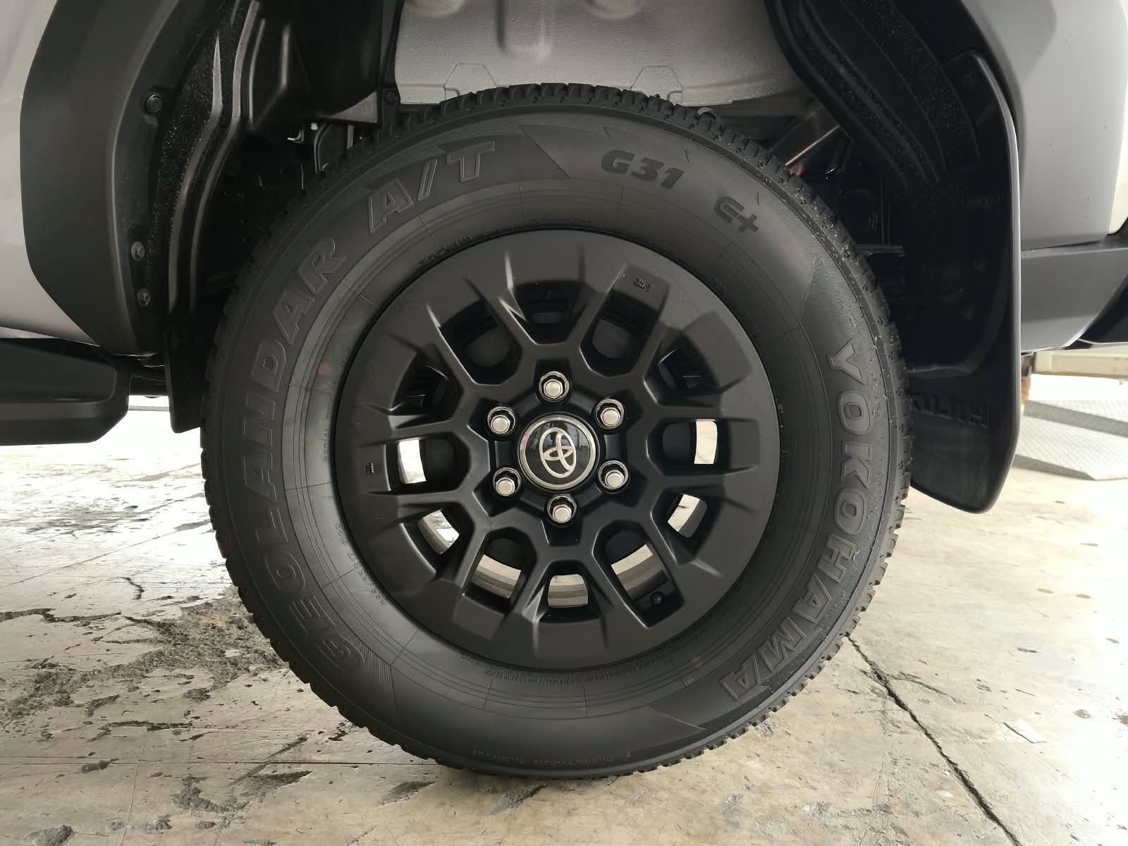 2026 TOYOTA HILUX DOUBLE CAB E 2.8 4WD MT Silver image 11