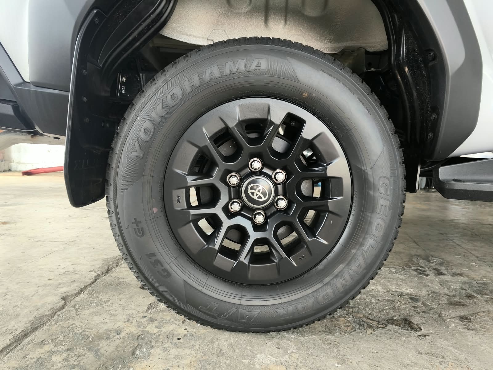 2026 TOYOTA HILUX DOUBLE CAB E 2.8 4WD MT Silver image 12