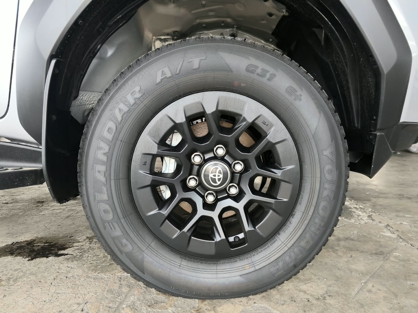 2026 TOYOTA HILUX DOUBLE CAB E 2.8 4WD MT Silver image 13