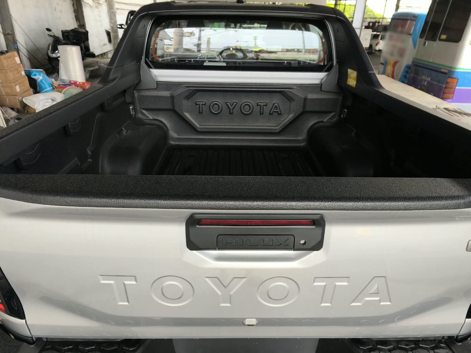 2026 TOYOTA HILUX DOUBLE CAB E 2.8 4WD MT Silver image 17