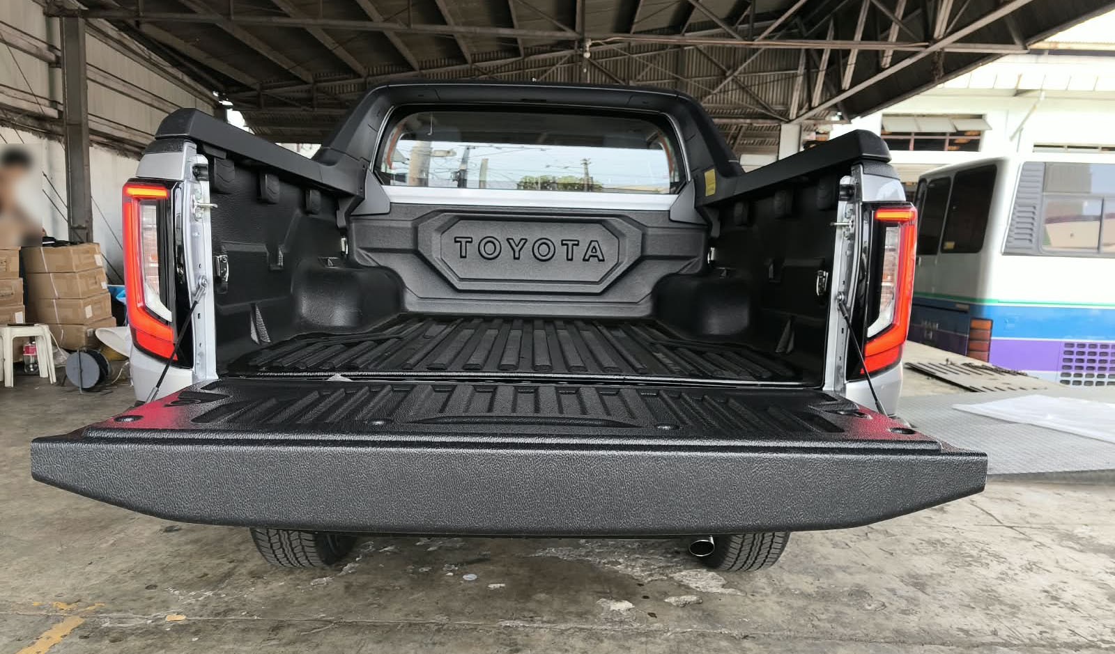 2026 TOYOTA HILUX DOUBLE CAB E 2.8 4WD MT Silver image 18