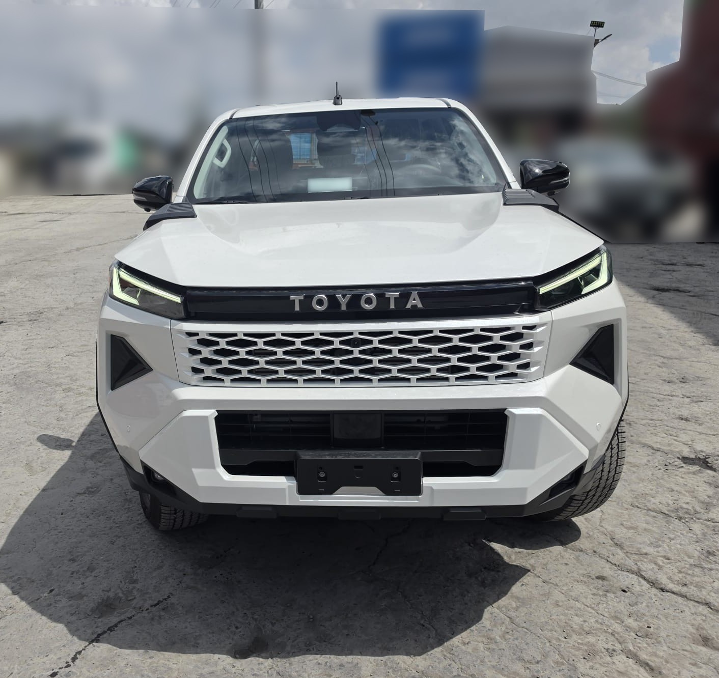 2026 TOYOTA HILUX DOUBLE CAB TRAILHUNTER 2.8 4WD AT White image 9