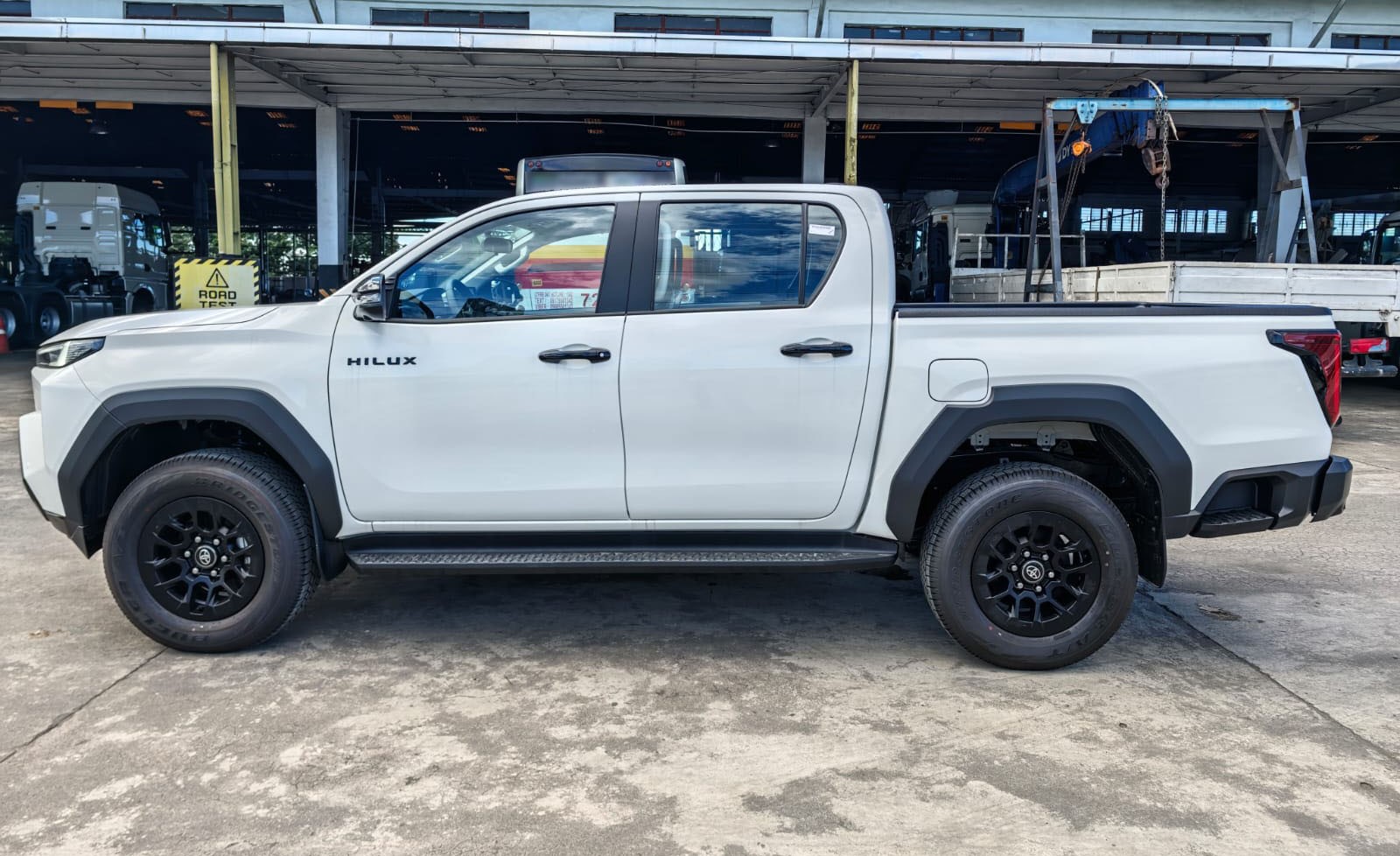 2026 TOYOTA HILUX DOUBLE CAB E 2.8 4WD MT White image 2