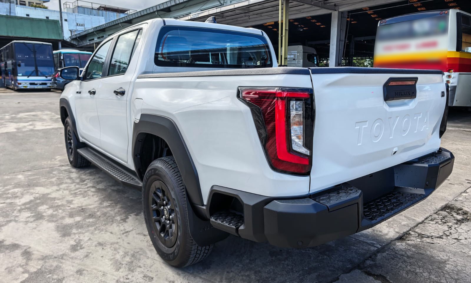 2026 TOYOTA HILUX DOUBLE CAB E 2.8 4WD MT White image 3