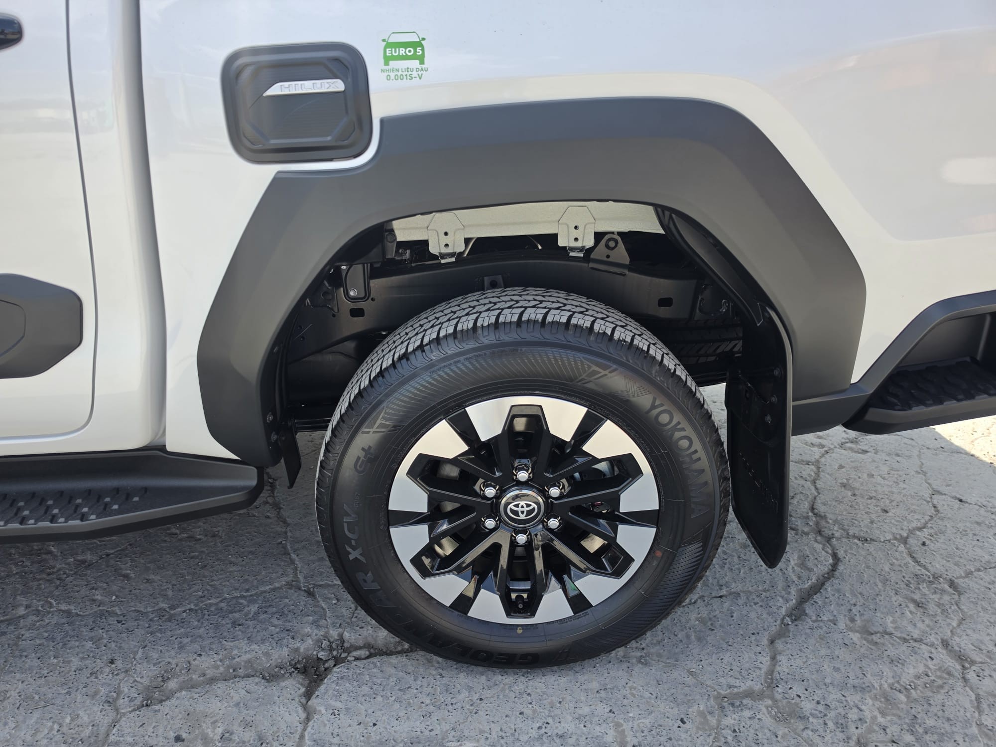 2026 TOYOTA HILUX DOUBLE CAB TRAILHUNTER 2.8 4WD AT White image 12