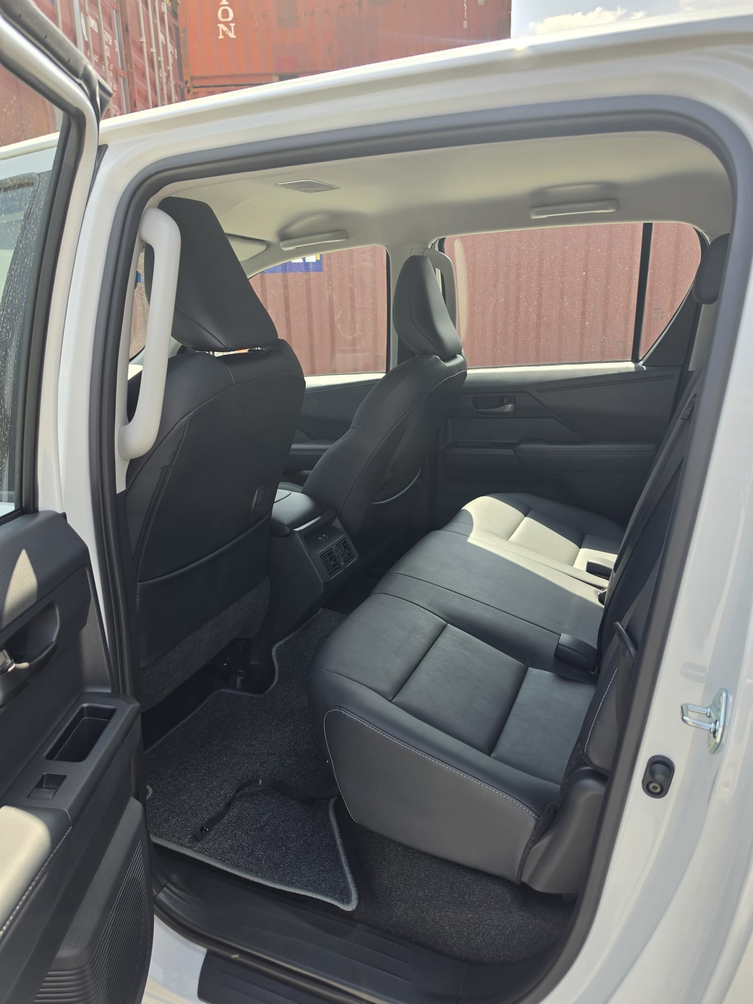 2026 TOYOTA HILUX DOUBLE CAB TRAILHUNTER 2.8 4WD AT White image 16