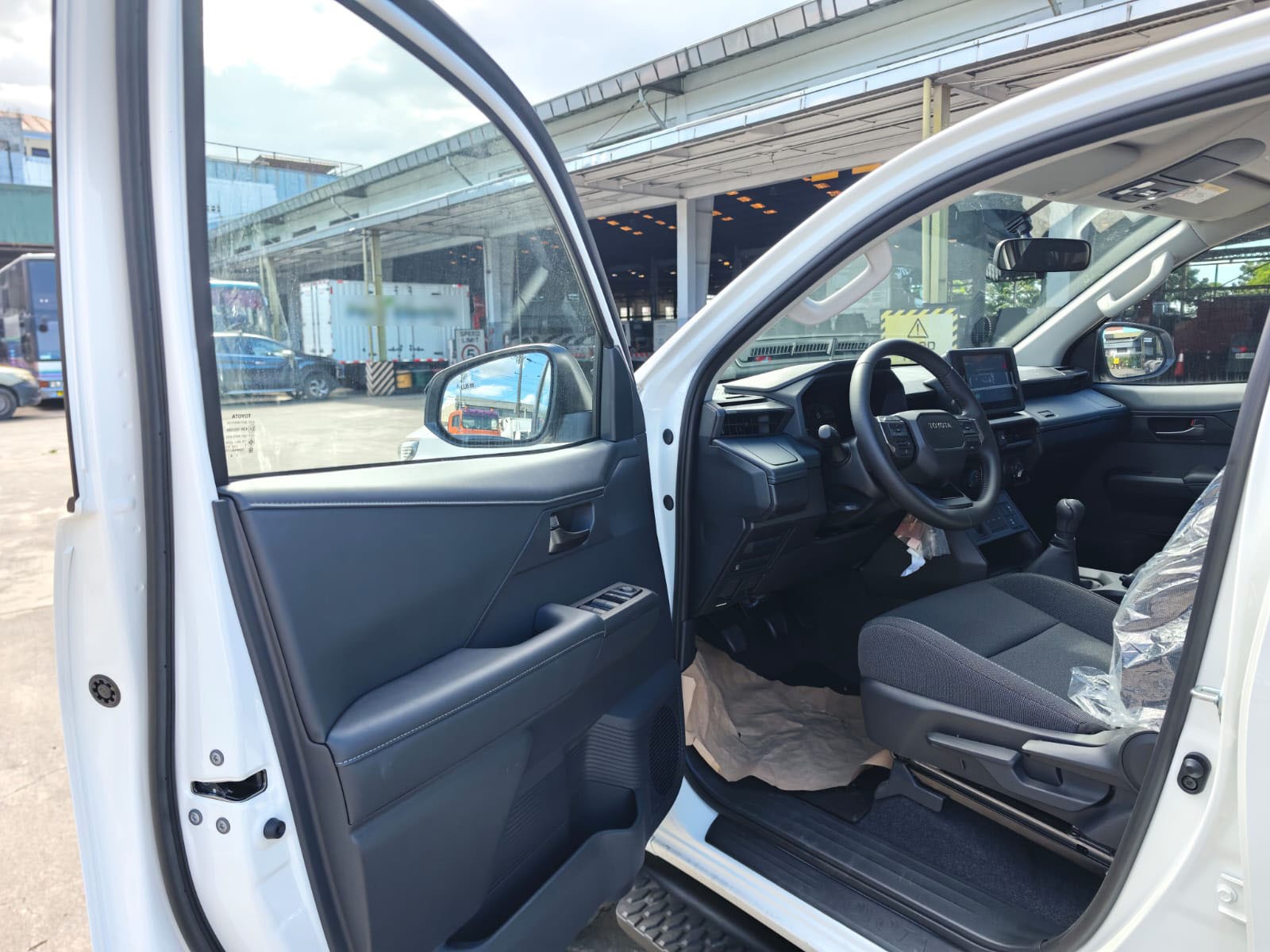 2026 TOYOTA HILUX DOUBLE CAB E 2.8 4WD MT White image 16