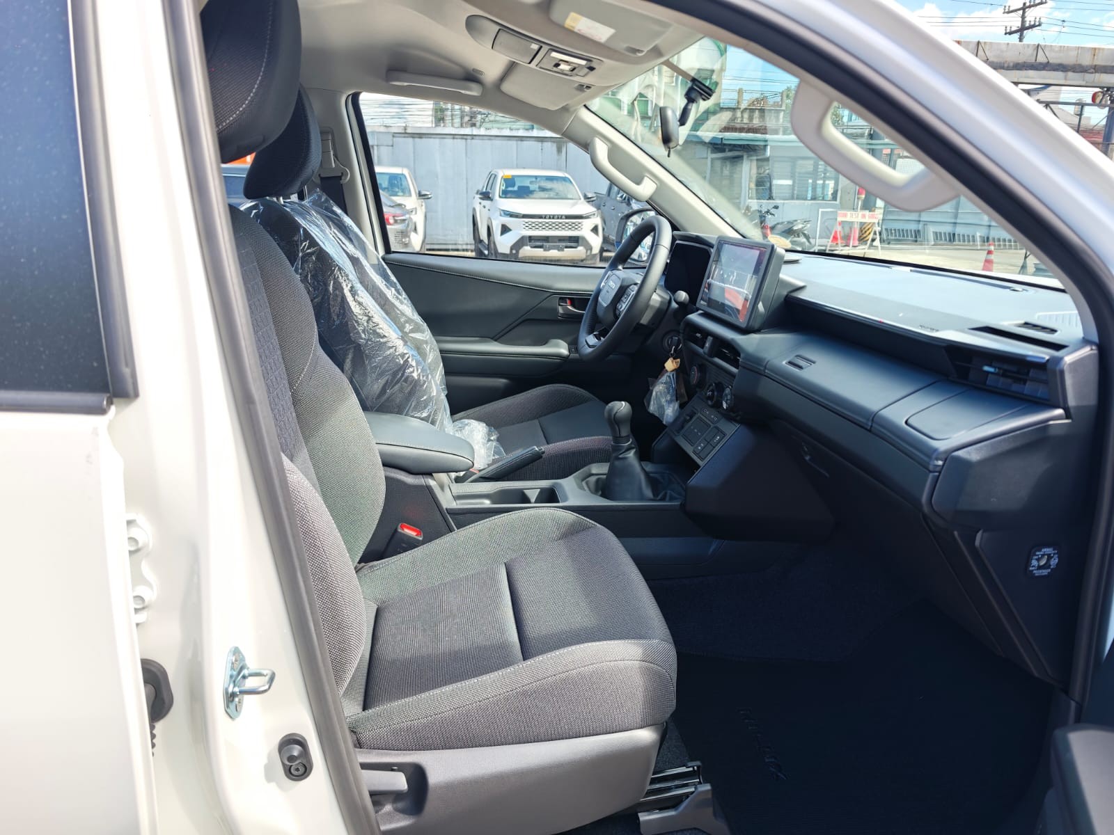 2026 TOYOTA HILUX DOUBLE CAB E 2.8 4WD MT White image 17