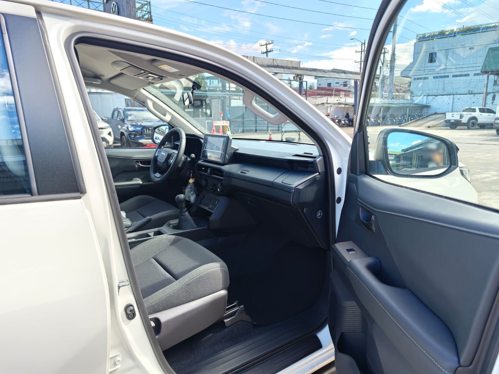 2026 TOYOTA HILUX DOUBLE CAB E 2.8 4WD MT White image 18