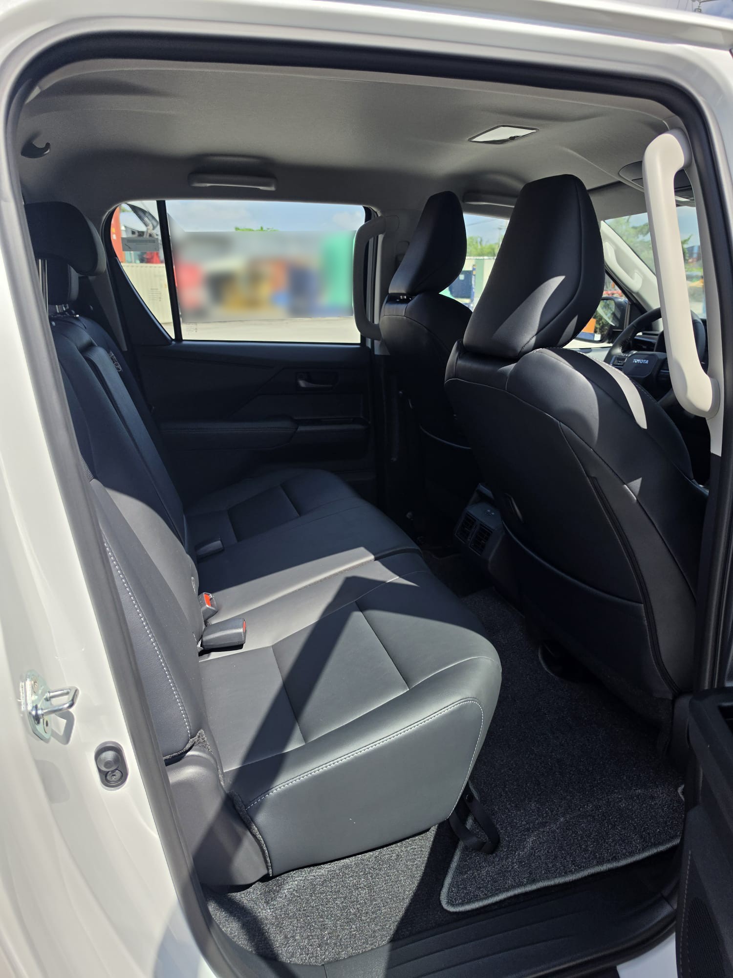 2026 TOYOTA HILUX DOUBLE CAB TRAILHUNTER 2.8 4WD AT White image 17