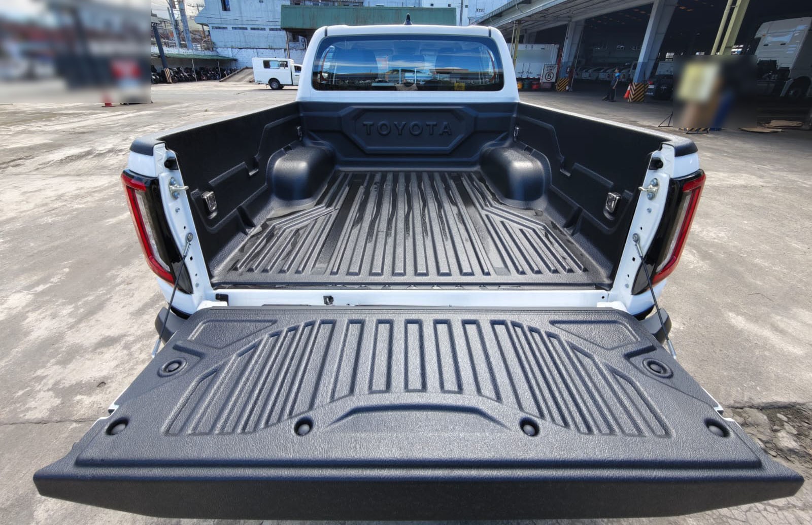 2026 TOYOTA HILUX DOUBLE CAB E 2.8 4WD MT White image 24