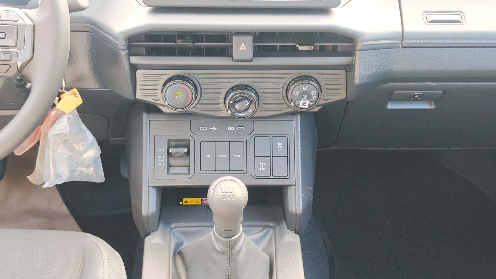 2026 TOYOTA HILUX DOUBLE CAB E 2.8 4WD MT White image 30