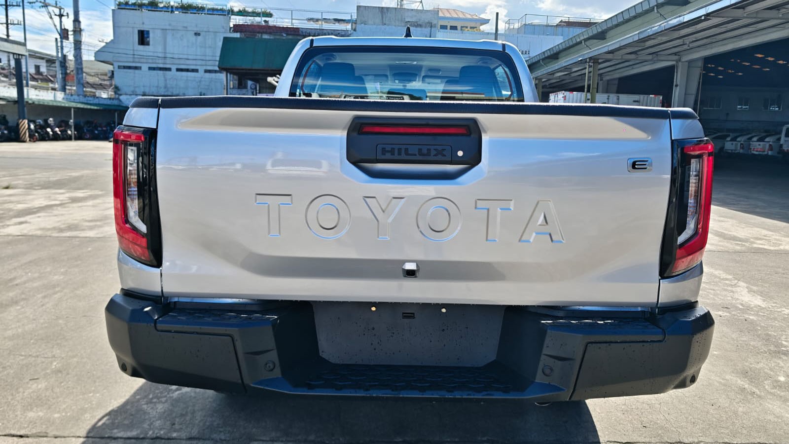 2026 TOYOTA HILUX DOUBLE CAB E 2.8 4WD MT Silver image 4