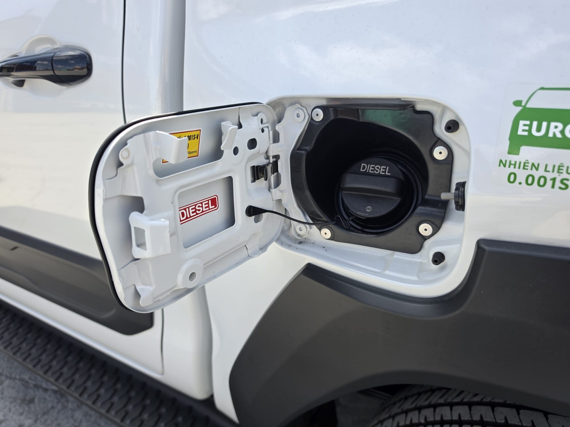 2026 TOYOTA HILUX DOUBLE CAB TRAILHUNTER 2.8 4WD AT White image 35