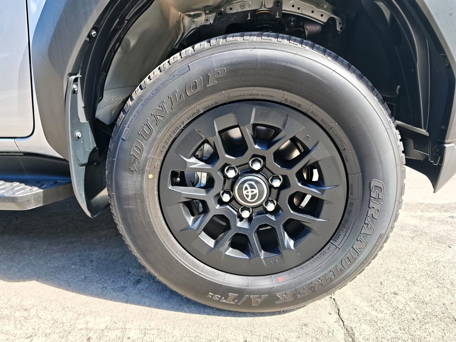 2026 TOYOTA HILUX DOUBLE CAB E 2.8 4WD MT Silver image 10