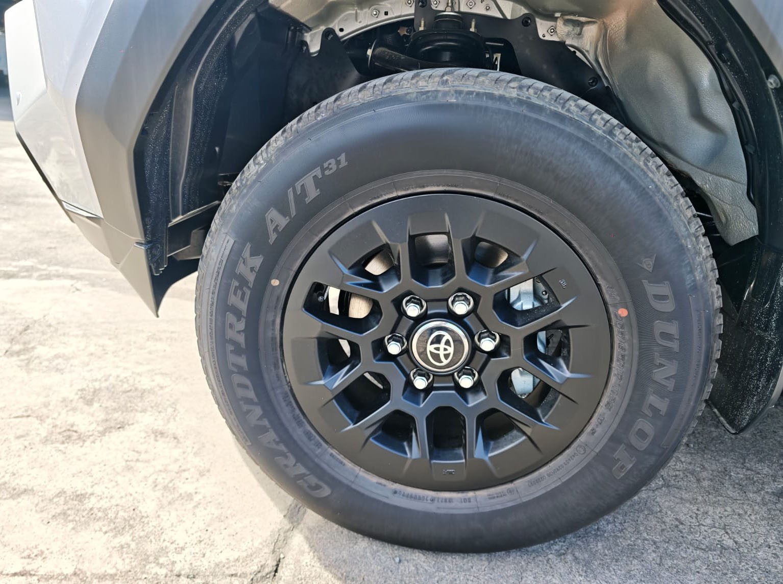 2026 TOYOTA HILUX DOUBLE CAB E 2.8 4WD MT Silver image 12