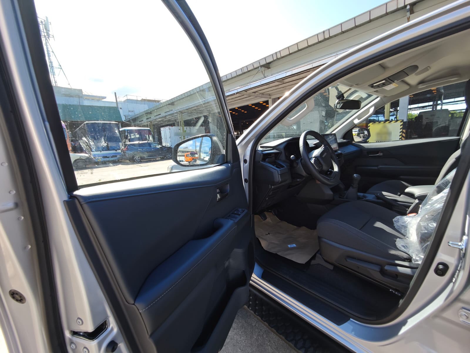 2026 TOYOTA HILUX DOUBLE CAB E 2.8 4WD MT Silver image 16