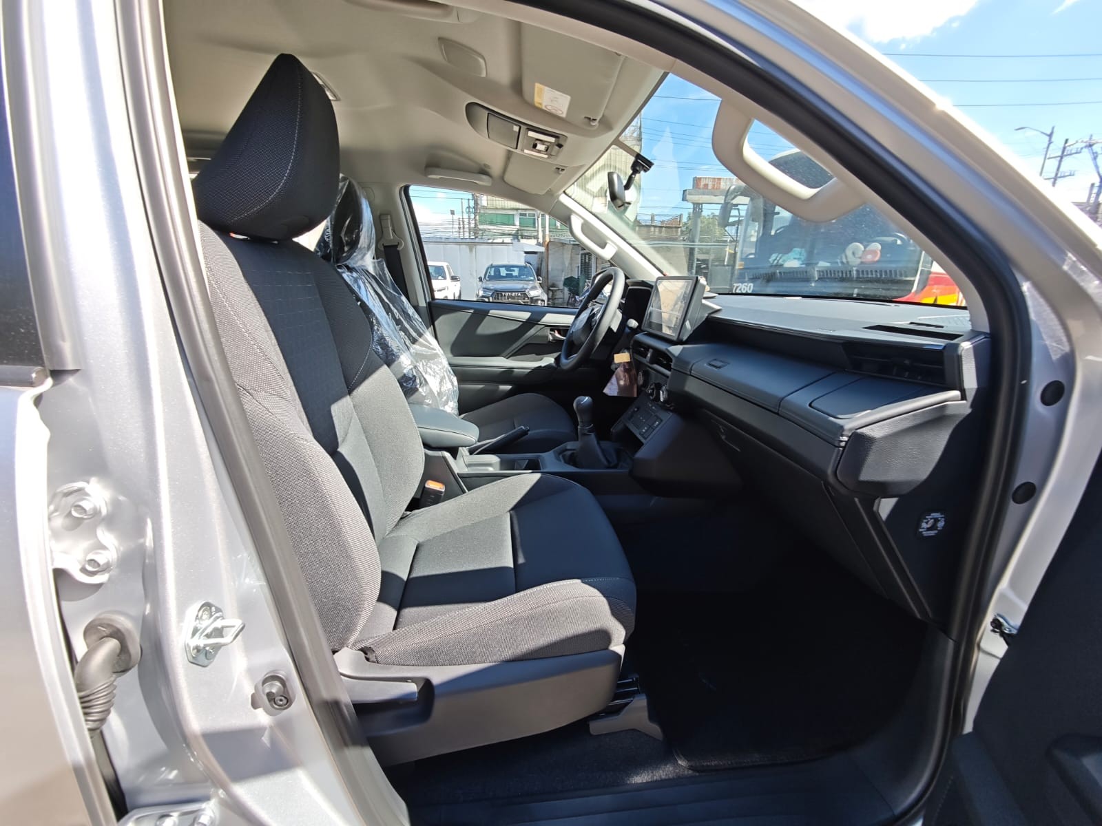 2026 TOYOTA HILUX DOUBLE CAB E 2.8 4WD MT Silver image 17