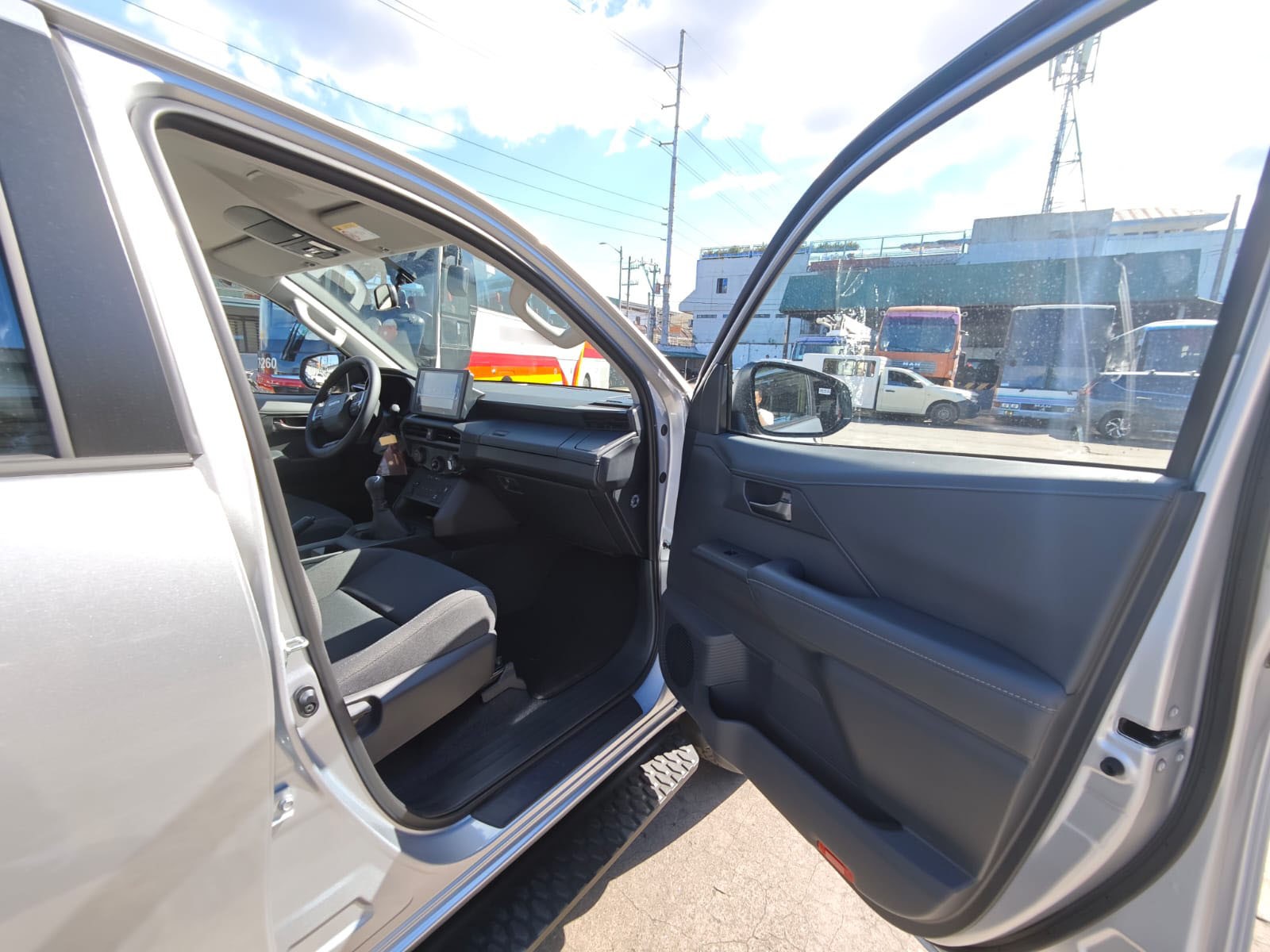 2026 TOYOTA HILUX DOUBLE CAB E 2.8 4WD MT Silver image 18