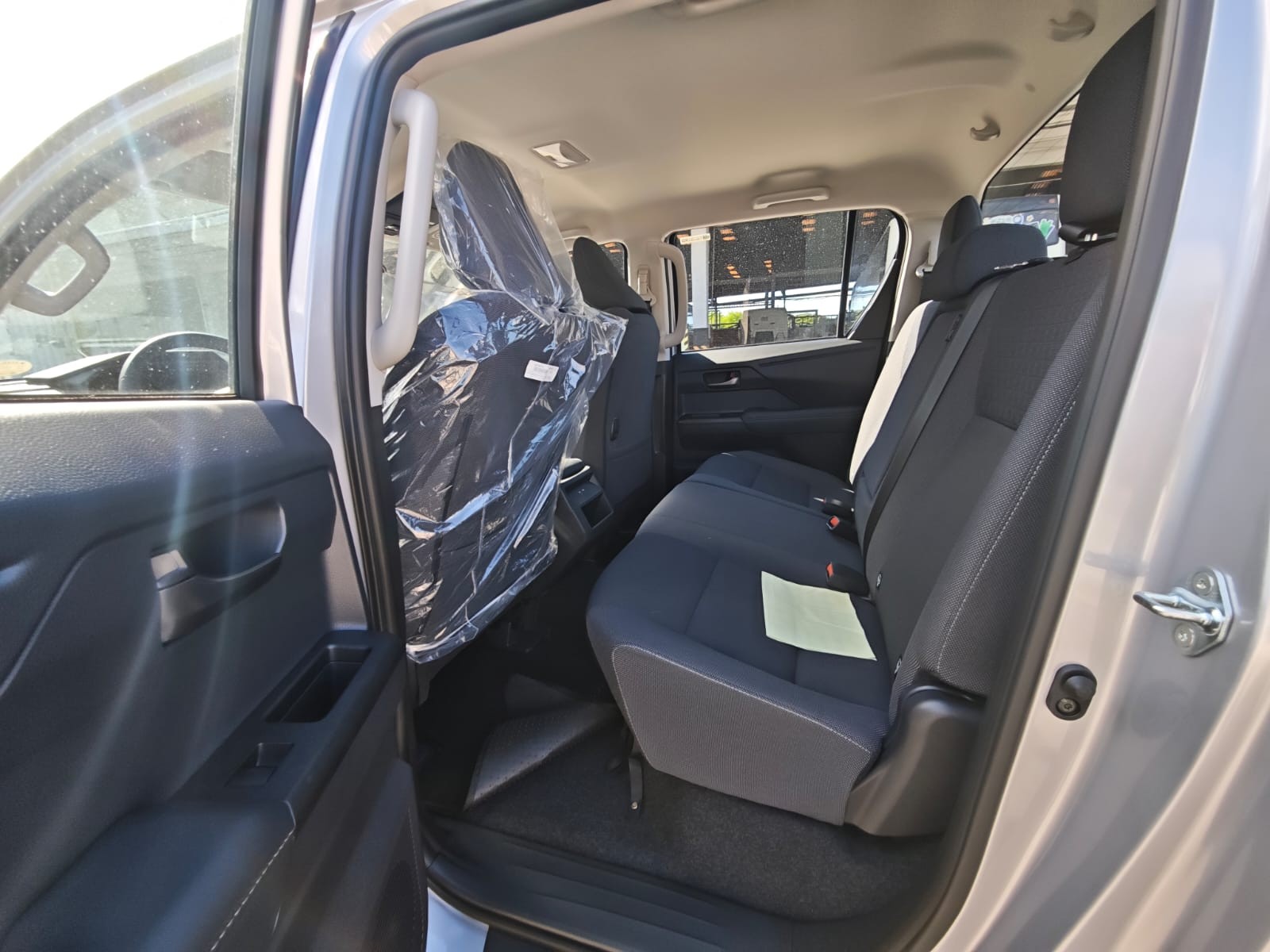 2026 TOYOTA HILUX DOUBLE CAB E 2.8 4WD MT Silver image 19