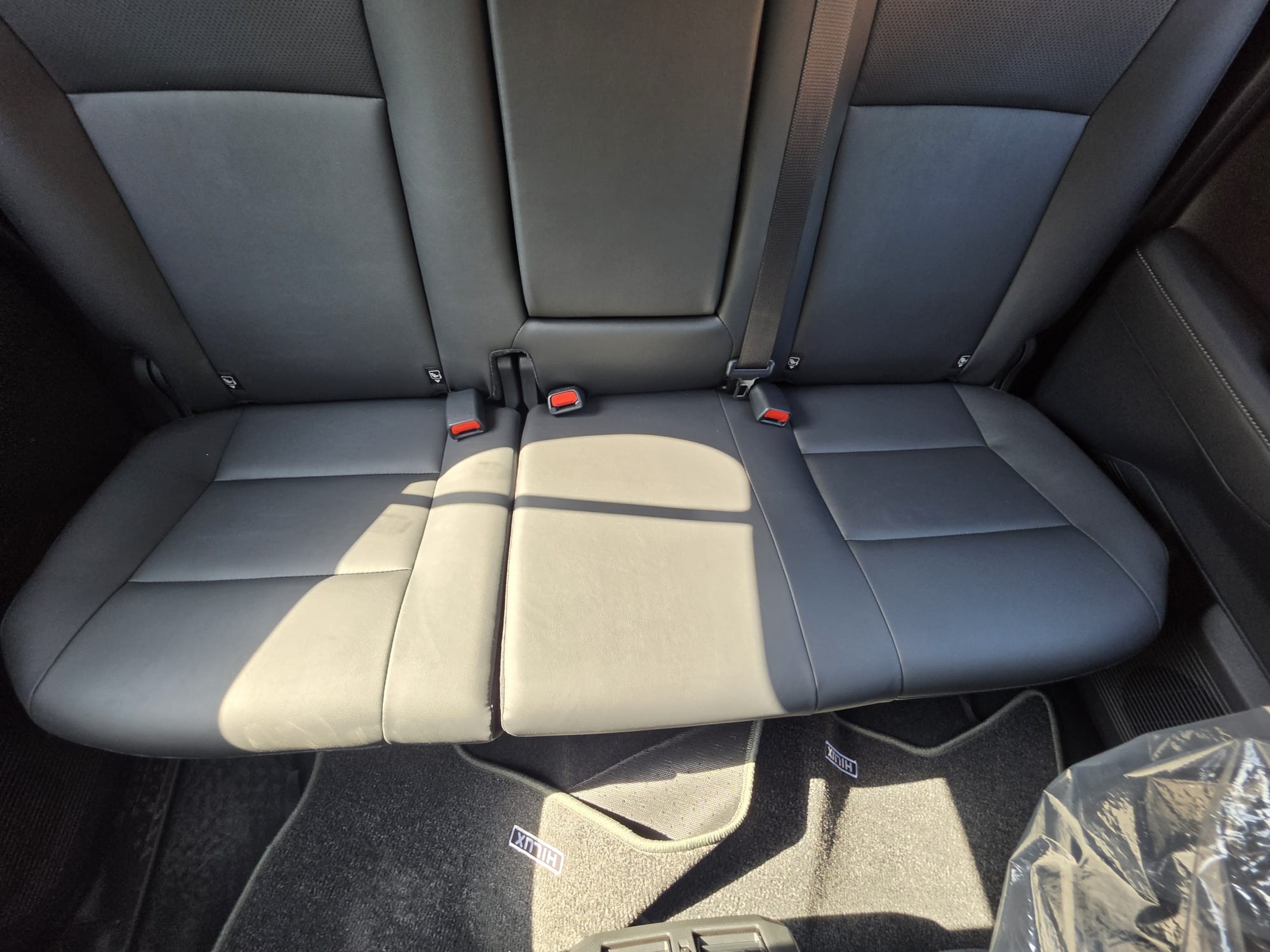 2026 TOYOTA HILUX DOUBLE CAB TRAILHUNTER 2.8 4WD AT Black image 18