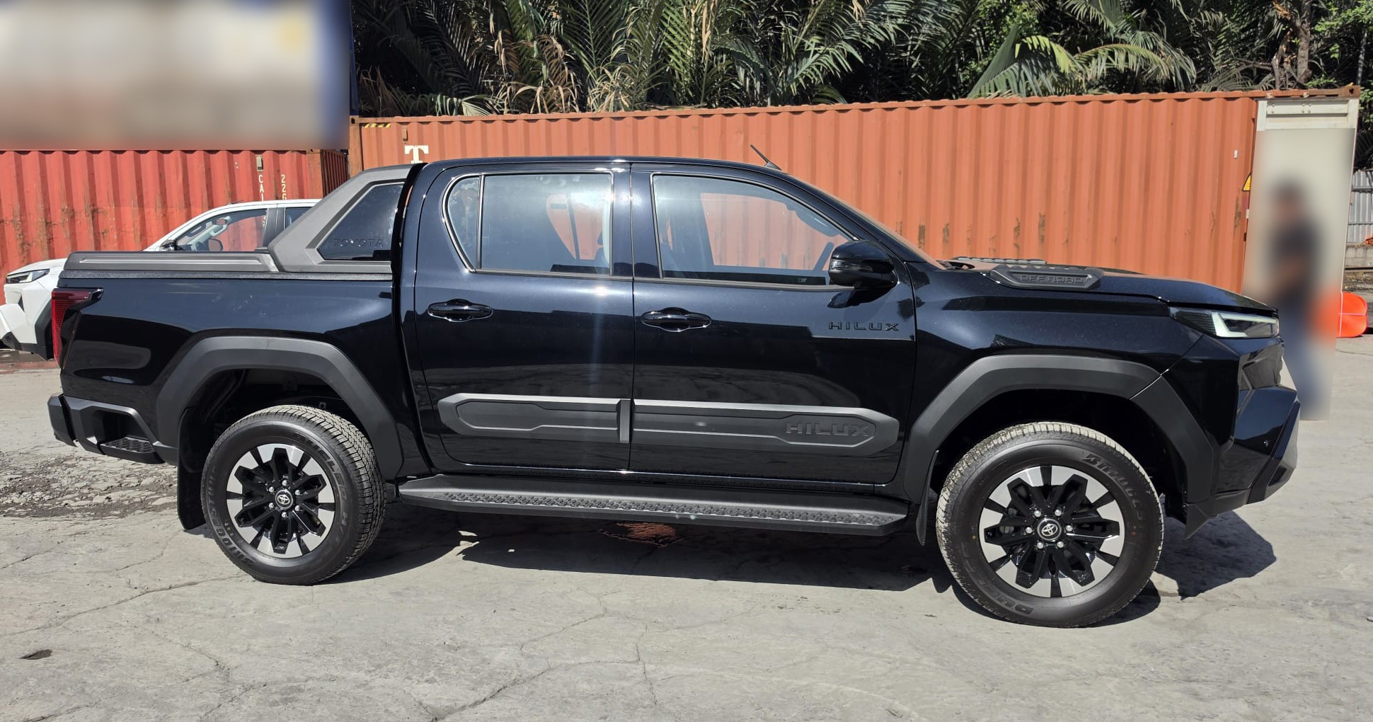 2026 TOYOTA HILUX DOUBLE CAB TRAILHUNTER 2.8 4WD AT Black image 6