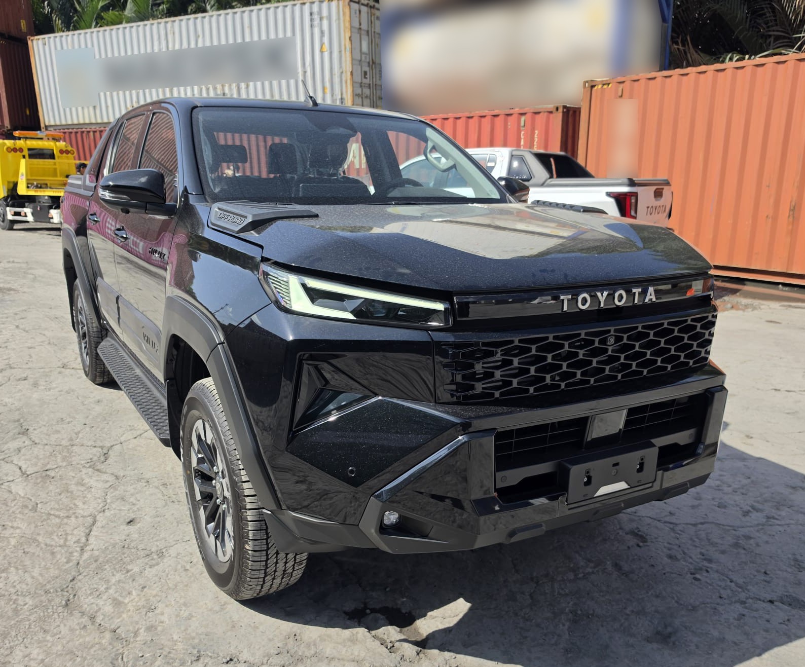 2026 TOYOTA HILUX DOUBLE CAB TRAILHUNTER 2.8 4WD AT Black image 7