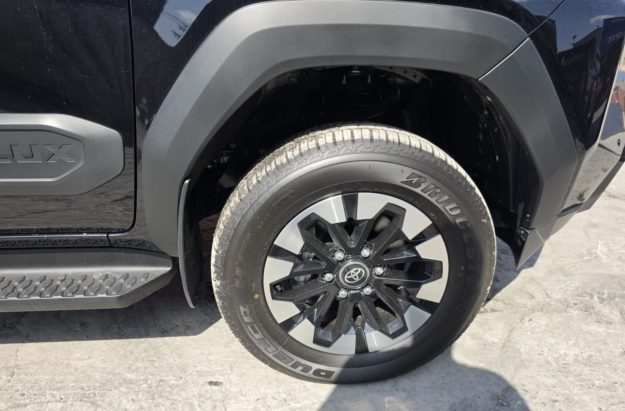 2026 TOYOTA HILUX DOUBLE CAB TRAILHUNTER 2.8 4WD AT Black image 12