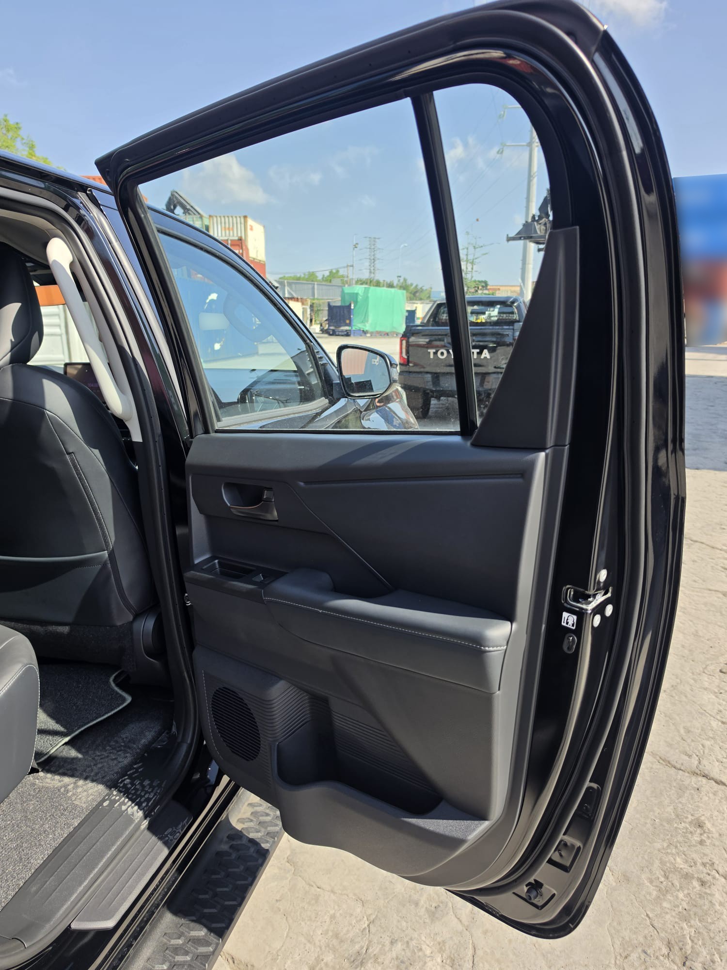 2026 TOYOTA HILUX DOUBLE CAB TRAILHUNTER 2.8 4WD AT Black image 31