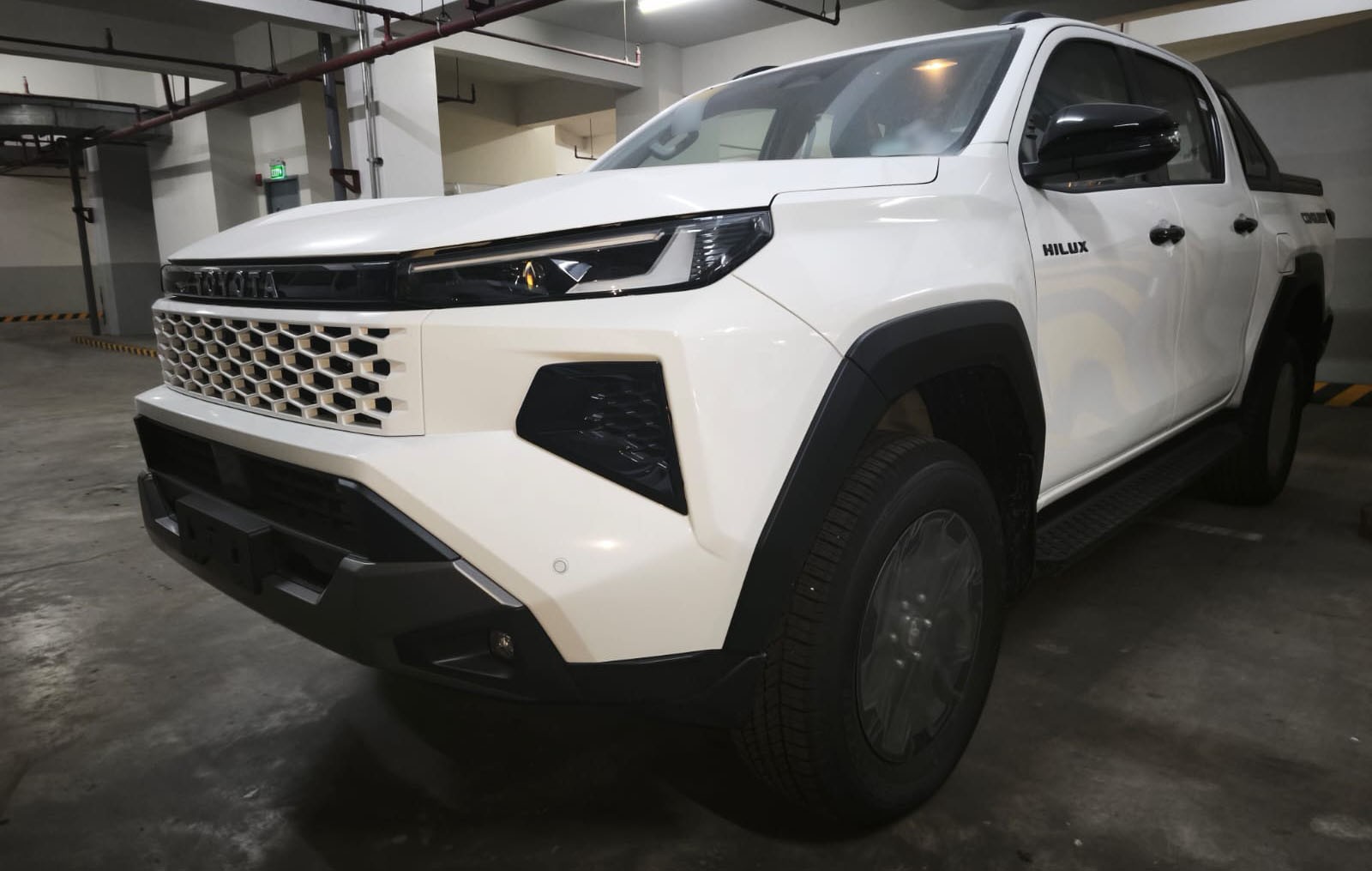 2026 TOYOTA HILUX DOUBLE CAB CONQUEST 2.8 2WD AT White