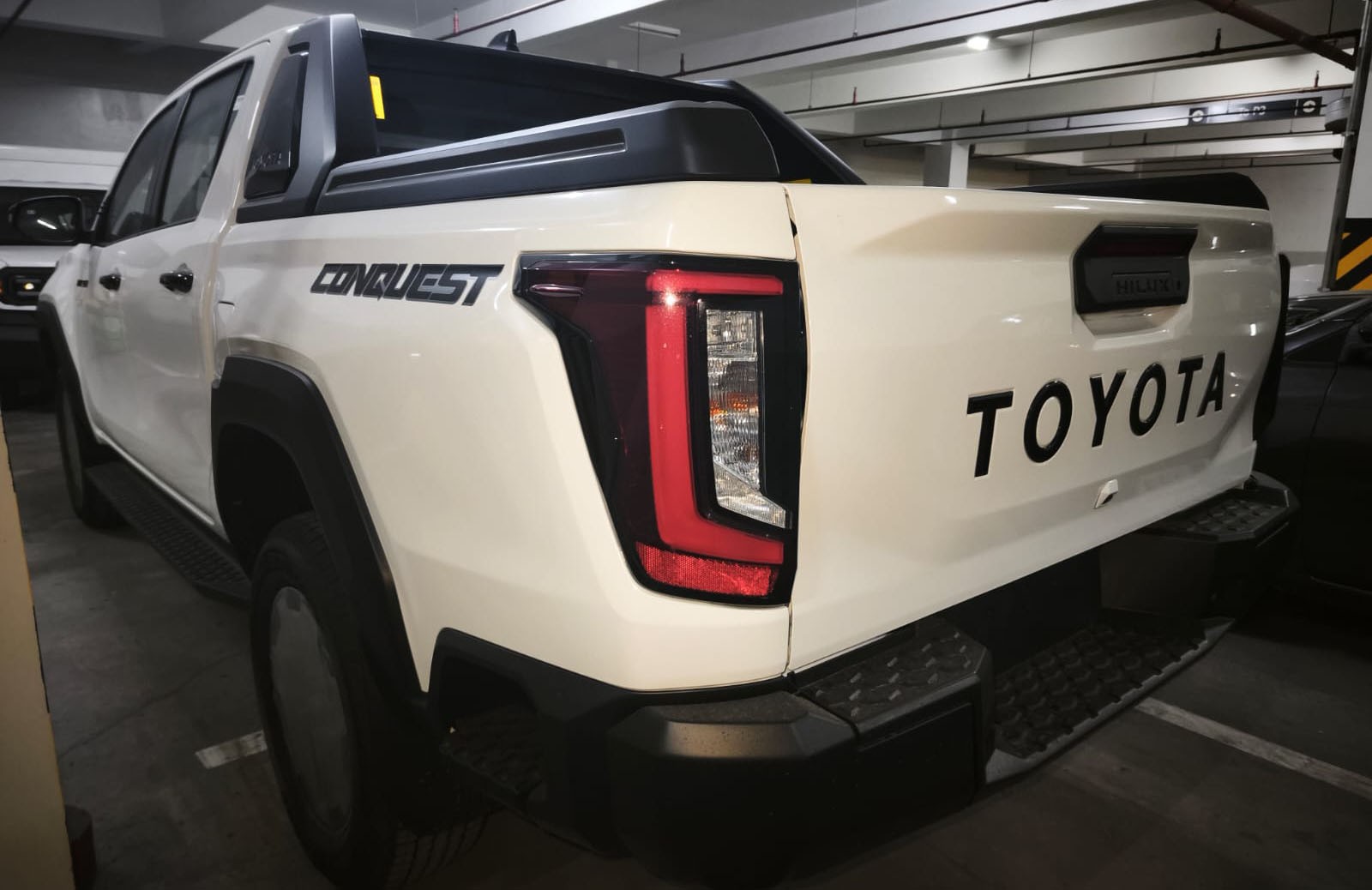 2026 TOYOTA HILUX DOUBLE CAB CONQUEST 2.8 2WD AT White image 3