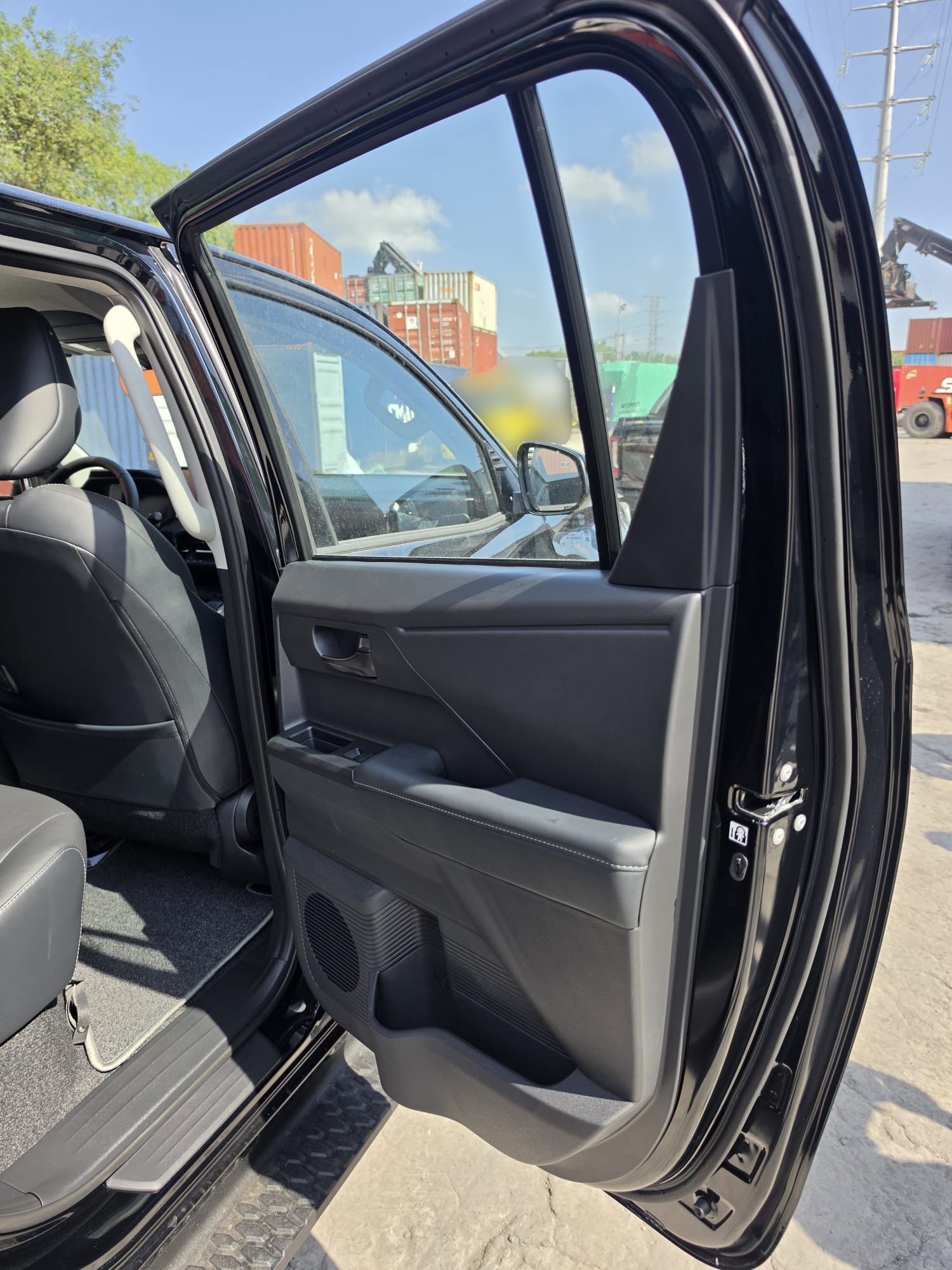 2026 TOYOTA HILUX DOUBLE CAB TRAILHUNTER 2.8 4WD AT Black image 32