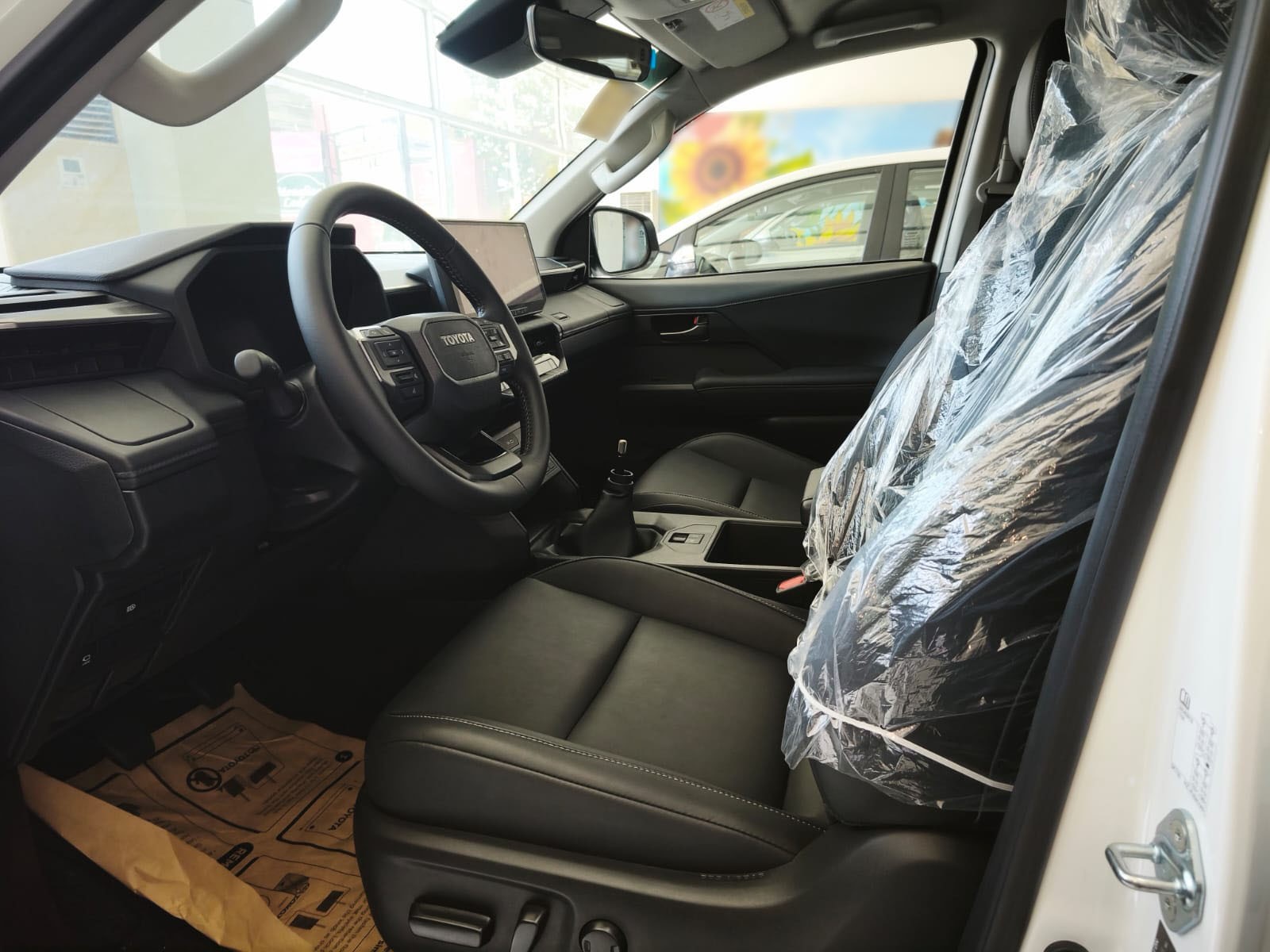 2026 TOYOTA HILUX DOUBLE CAB V 2.8 4WD MT White image 17