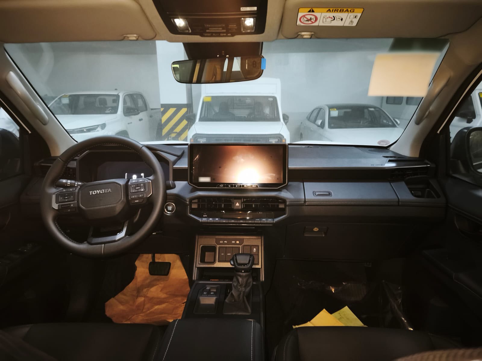 2026 TOYOTA HILUX DOUBLE CAB CONQUEST 2.8 2WD AT White image 28