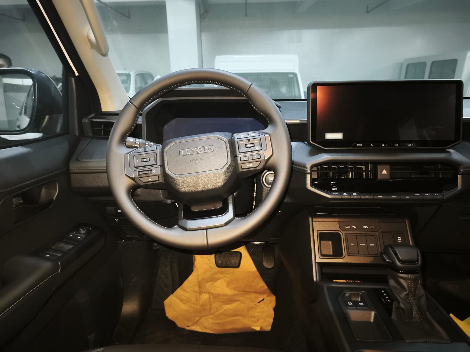 2026 TOYOTA HILUX DOUBLE CAB CONQUEST 2.8 2WD AT White image 30