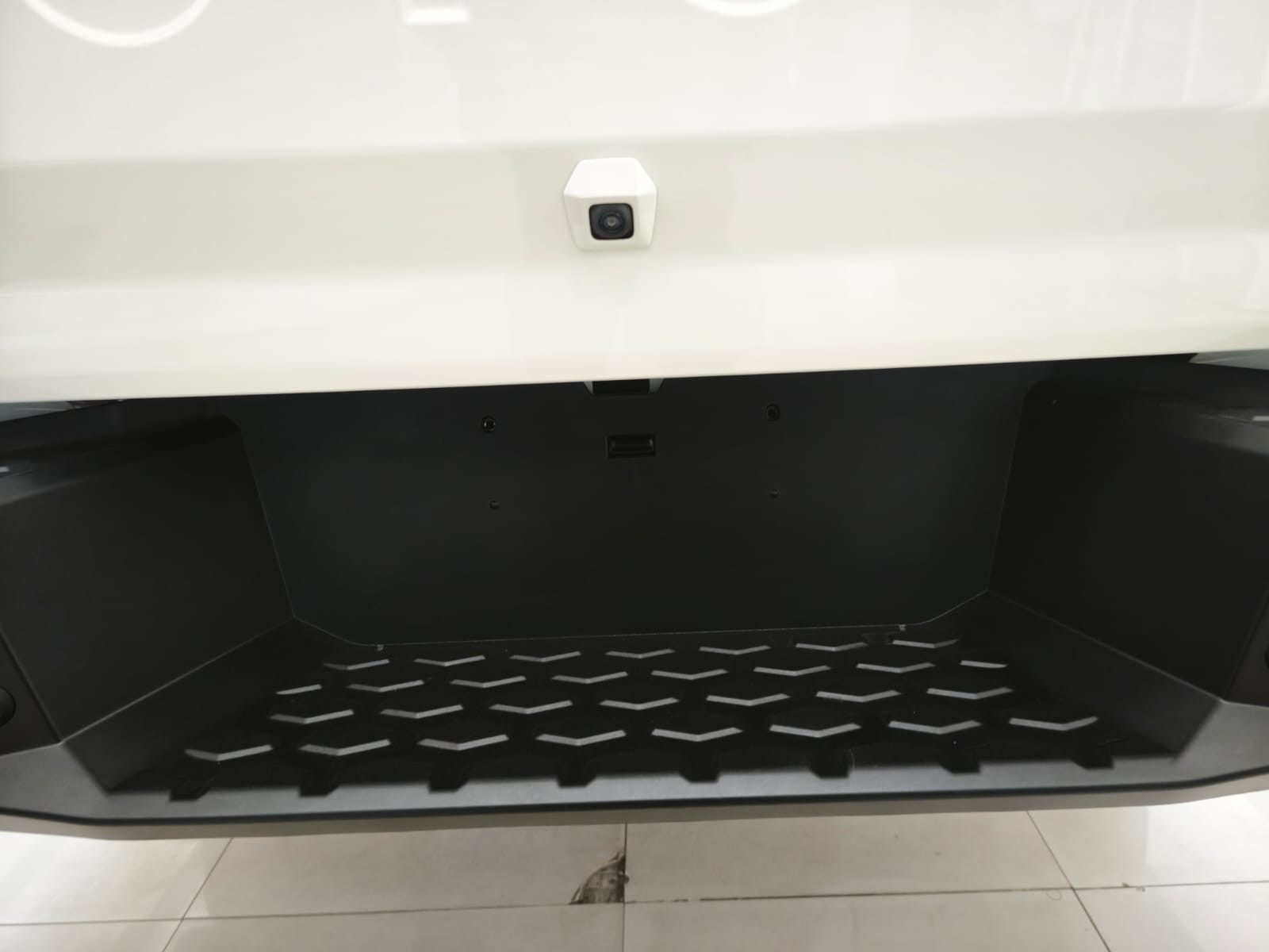 2026 TOYOTA HILUX DOUBLE CAB V 2.8 4WD MT White image 27
