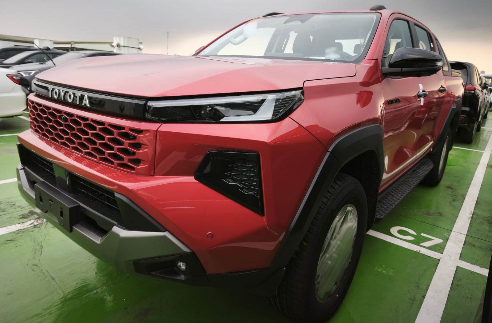2026 TOYOTA HILUX DOUBLE CAB CONQUEST 2.8 4WD AT Red