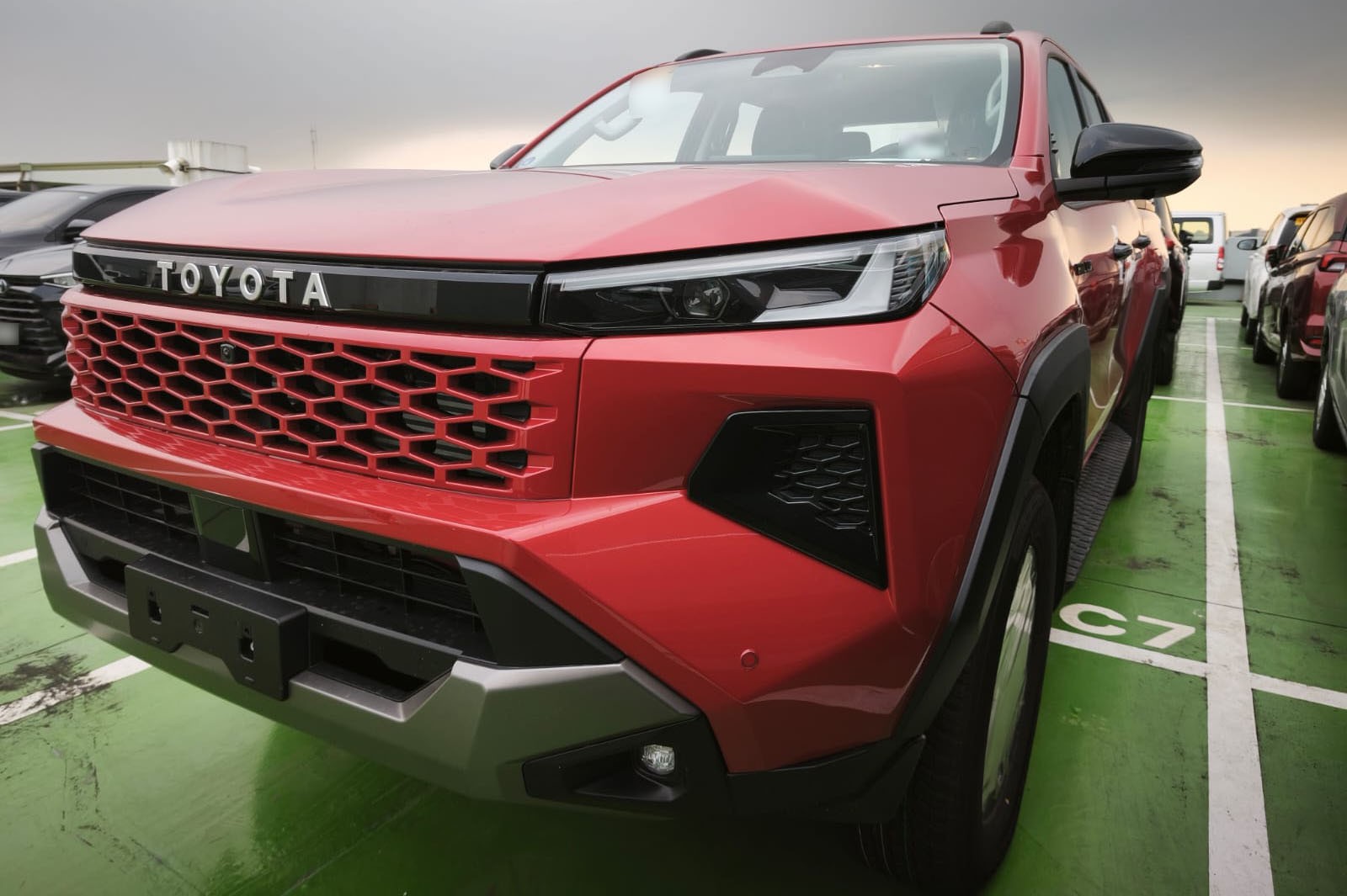 2026 TOYOTA HILUX DOUBLE CAB CONQUEST 2.8 4WD AT Red image 3