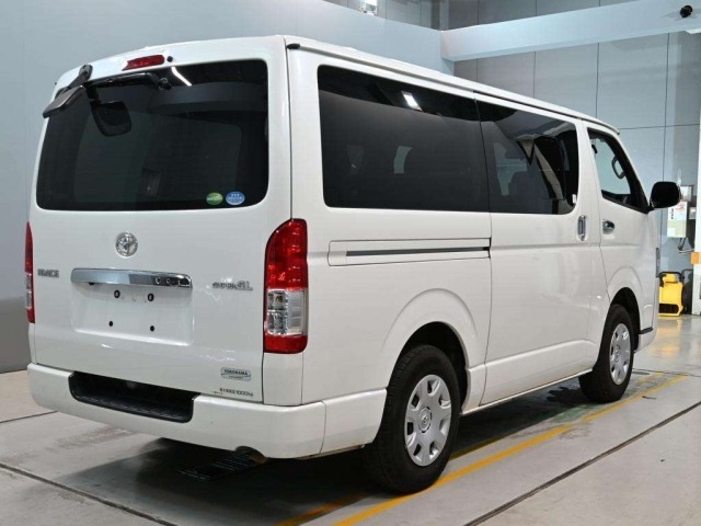 TOYOTA HIACE VAN image 2