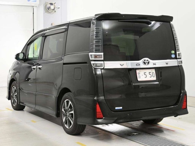 TOYOTA VOXY image 4