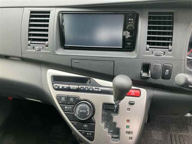 TOYOTA ISIS image 4