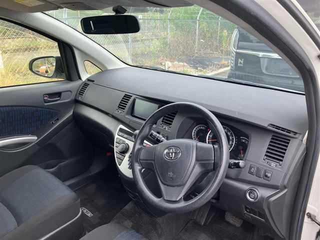 TOYOTA ISIS image 5