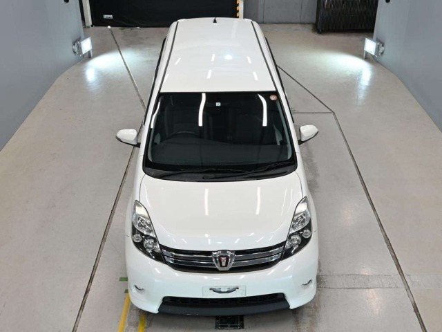 TOYOTA ISIS image 6