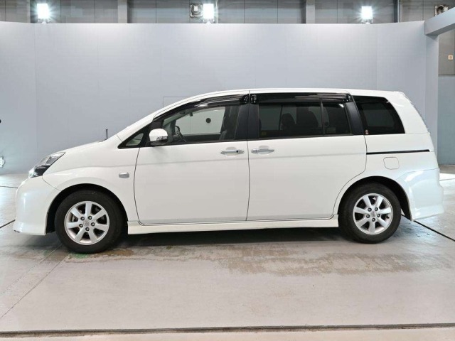 TOYOTA ISIS image 9