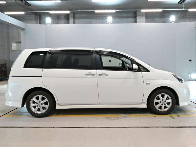 TOYOTA ISIS image 10