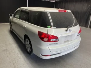 Nissan Wingroad White 2015 automatic wagon from Japan