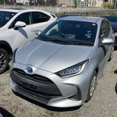 corolla-yaris-hybrid-2021-silver